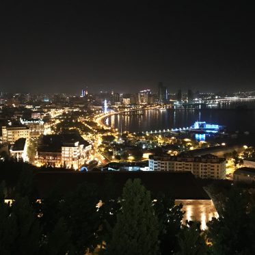 Heinze Summit Baku, Nachtaufnahme